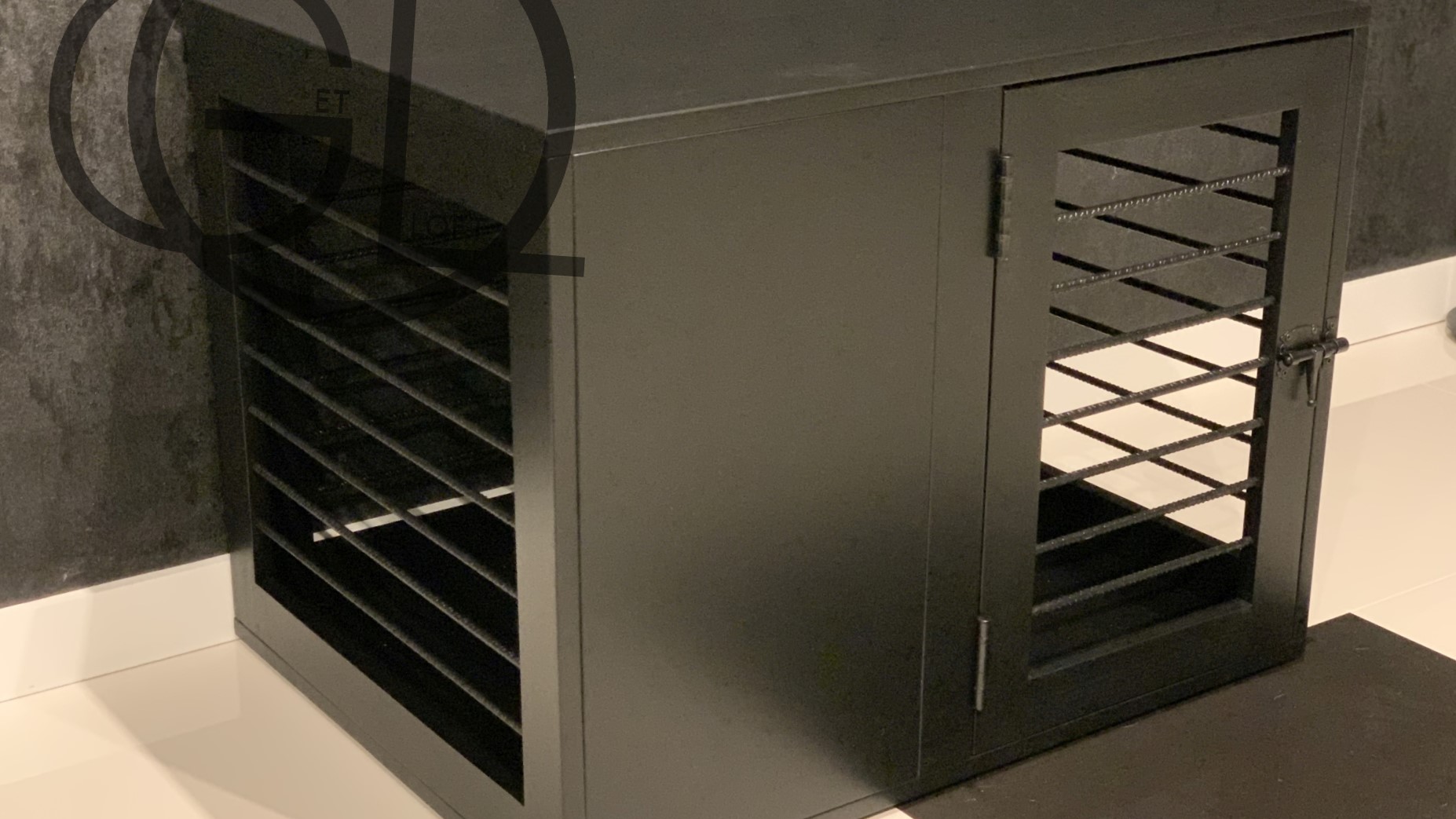 Mała czarna klatka kennelowa z prętami poziomo